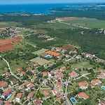 Appartement In With Terrace, Air Conditioning, Wifi, Washing Machine Poreč