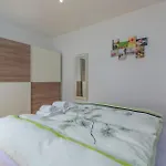 Appartement In With Terrace, Air Conditioning, Wifi, Washing Machine *