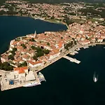 Apartament In With Terrace, Air Conditioning, Wifi, Washing Machine Poreč