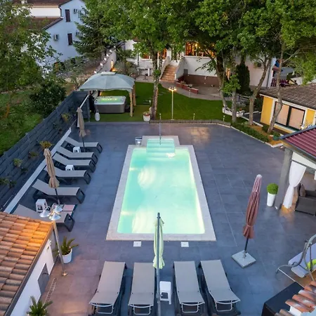 In With Terrace, Air Conditioning, Wifi, Washing Machine Apartman