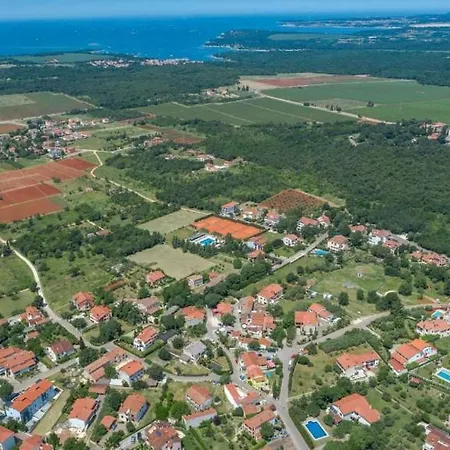 Apartment In With Terrace, Air Conditioning, Wifi, Washing Machine Porec