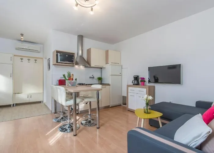 In With Terrace, Air Conditioning, Wifi, Washing Machine Appartamento