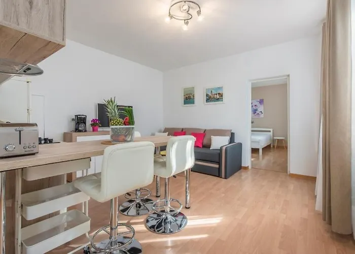 In With Terrace, Air Conditioning, Wifi, Washing Machine Apartmán *