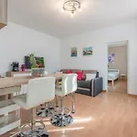 In With Terrace, Air Conditioning, Wifi, Washing Machine דירה *