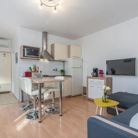 In With Terrace, Air Conditioning, Wifi, Washing Machine Lejlighed